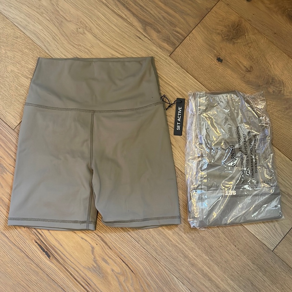Set active sage tan light grey biker shorts